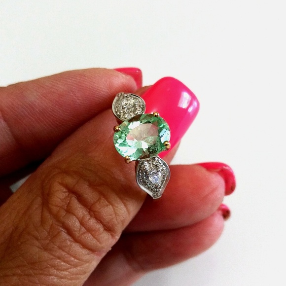 SOLD!! Genuine Emerald/Diamond Ring, 18K Gold - Picture 5 of 8